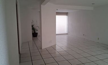 CASA MUY FUNCIONAL Y UBICADISIMA, EN PERFECTO ESTADO