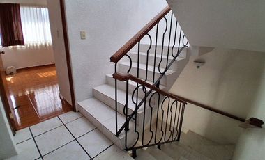 CASA MUY FUNCIONAL Y UBICADISIMA, EN PERFECTO ESTADO