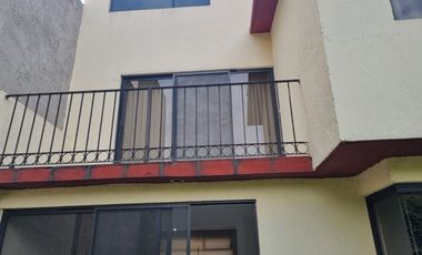 CASA MUY FUNCIONAL Y UBICADISIMA, EN PERFECTO ESTADO