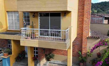 Casa Unifamiliar en urbanización cerrada