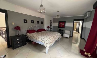 Alquilo o Vendo Casa Santa Cecilia 4 dormitorios y piscina, sin amoblar