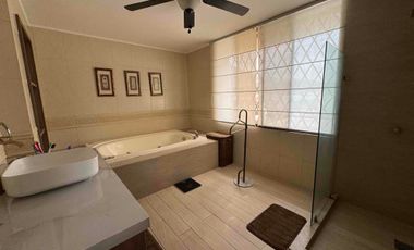 Alquilo o Vendo Casa Santa Cecilia 4 dormitorios y piscina, sin amoblar