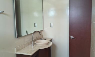 Hermosa casa amplias con 3 baños completos en cluster tipo de casa Semi residencial con jardín, vigilancia y portón eléctrico