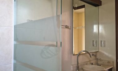 Hermosa casa amplias con 3 baños completos en cluster tipo de casa Semi residencial con jardín, vigilancia y portón eléctrico