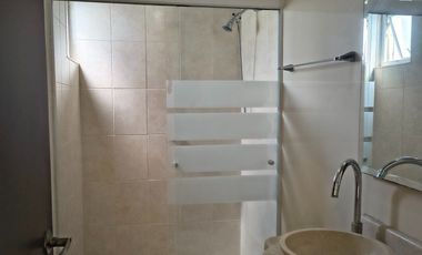 Hermosa casa amplias con 3 baños completos en cluster tipo de casa Semi residencial con jardín, vigilancia y portón eléctrico