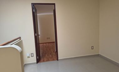 Hermosa casa amplias con 3 baños completos en cluster tipo de casa Semi residencial con jardín, vigilancia y portón eléctrico