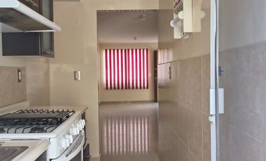 Hermosa casa amplias con 3 baños completos en cluster tipo de casa Semi residencial con jardín, vigilancia y portón eléctrico