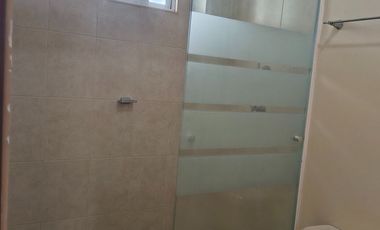 Hermosa casa amplias con 3 baños completos en cluster tipo de casa Semi residencial con jardín, vigilancia y portón eléctrico