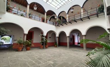 RENTA OFICINA  CON 4 PRIVADOS y 2 ESTACIONAMIENTOS EN EDIFICIO DEL SIGLO XVII EN LA 7 PONIENTE Y 5 SUR