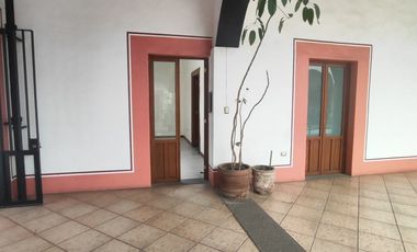 RENTA OFICINA  CON 4 PRIVADOS y 2 ESTACIONAMIENTOS EN EDIFICIO DEL SIGLO XVII EN LA 7 PONIENTE Y 5 SUR