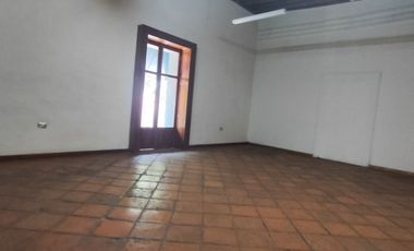 RENTA OFICINA  CON 4 PRIVADOS y 2 ESTACIONAMIENTOS EN EDIFICIO DEL SIGLO XVII EN LA 7 PONIENTE Y 5 SUR