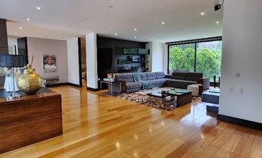 ¡Una oportunidad única de vivir en una propiedad de lujo en la vereda Yerbabuena de Chía, Cundinamarca!  Esta impresionante casa de estilo contemporán