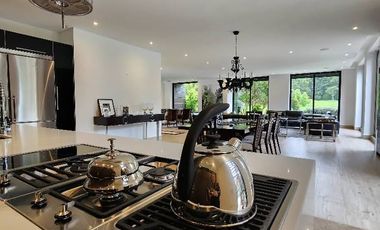 ¡Una oportunidad única de vivir en una propiedad de lujo en la vereda Yerbabuena de Chía, Cundinamarca!  Esta impresionante casa de estilo contemporán