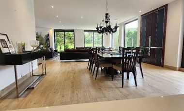 ¡Una oportunidad única de vivir en una propiedad de lujo en la vereda Yerbabuena de Chía, Cundinamarca!  Esta impresionante casa de estilo contemporán
