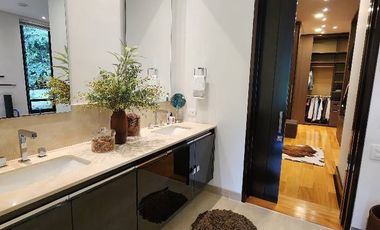 ¡Una oportunidad única de vivir en una propiedad de lujo en la vereda Yerbabuena de Chía, Cundinamarca!  Esta impresionante casa de estilo contemporán