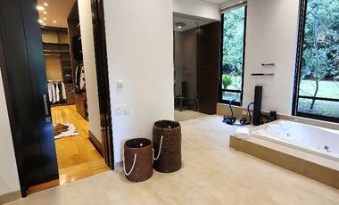 ¡Una oportunidad única de vivir en una propiedad de lujo en la vereda Yerbabuena de Chía, Cundinamarca!  Esta impresionante casa de estilo contemporán