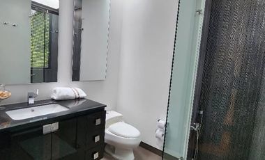 ¡Una oportunidad única de vivir en una propiedad de lujo en la vereda Yerbabuena de Chía, Cundinamarca!  Esta impresionante casa de estilo contemporán