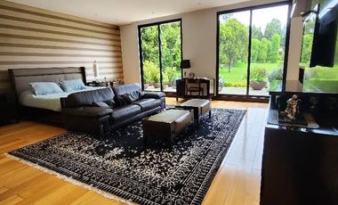 ¡Una oportunidad única de vivir en una propiedad de lujo en la vereda Yerbabuena de Chía, Cundinamarca!  Esta impresionante casa de estilo contemporán