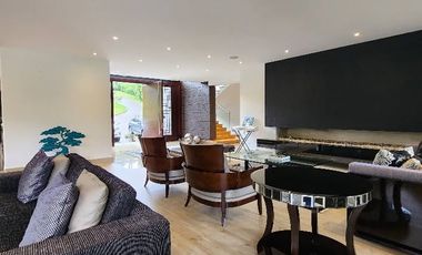¡Una oportunidad única de vivir en una propiedad de lujo en la vereda Yerbabuena de Chía, Cundinamarca!  Esta impresionante casa de estilo contemporán