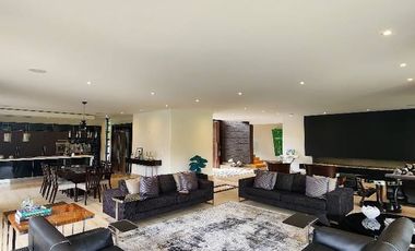 ¡Una oportunidad única de vivir en una propiedad de lujo en la vereda Yerbabuena de Chía, Cundinamarca!  Esta impresionante casa de estilo contemporán