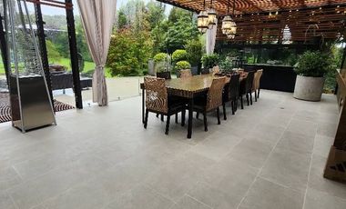 ¡Una oportunidad única de vivir en una propiedad de lujo en la vereda Yerbabuena de Chía, Cundinamarca!  Esta impresionante casa de estilo contemporán