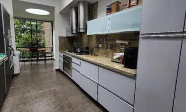 ¡Una oportunidad única de vivir en una propiedad de lujo en la vereda Yerbabuena de Chía, Cundinamarca!  Esta impresionante casa de estilo contemporán