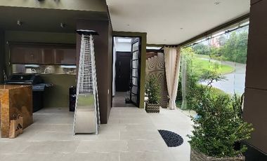 ¡Una oportunidad única de vivir en una propiedad de lujo en la vereda Yerbabuena de Chía, Cundinamarca!  Esta impresionante casa de estilo contemporán