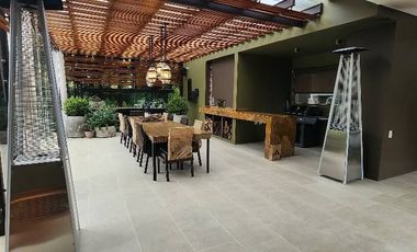¡Una oportunidad única de vivir en una propiedad de lujo en la vereda Yerbabuena de Chía, Cundinamarca!  Esta impresionante casa de estilo contemporán