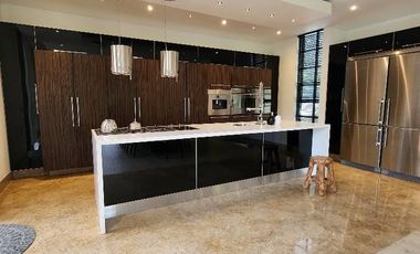 ¡Una oportunidad única de vivir en una propiedad de lujo en la vereda Yerbabuena de Chía, Cundinamarca!  Esta impresionante casa de estilo contemporán