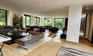 ¡Una oportunidad única de vivir en una propiedad de lujo en la vereda Yerbabuena de Chía, Cundinamarca!  Esta impresionante casa de estilo contemporán
