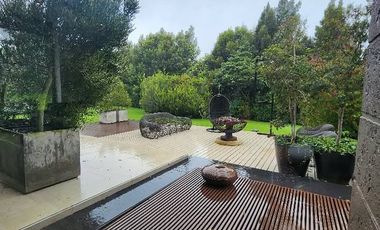¡Una oportunidad única de vivir en una propiedad de lujo en la vereda Yerbabuena de Chía, Cundinamarca!  Esta impresionante casa de estilo contemporán
