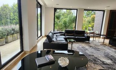 ¡Una oportunidad única de vivir en una propiedad de lujo en la vereda Yerbabuena de Chía, Cundinamarca!  Esta impresionante casa de estilo contemporán