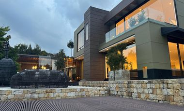 ¡Una oportunidad única de vivir en una propiedad de lujo en la vereda Yerbabuena de Chía, Cundinamarca!  Esta impresionante casa de estilo contemporán
