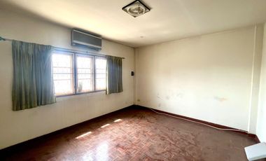 Your Dream Home Opportunity Is Here! For Sale: 3-Storey Townhome, 4 Bedrooms in Soi Charan 75 — Solid Structure, Minor Renovation Needed!