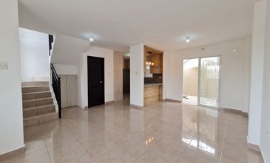 Alquiler de Casa de 3 Dormitorios, 2 Plantas - Urbanización Villa Bonita Et. 17, conjunto cerrado con Guardianía. Vía a Daule