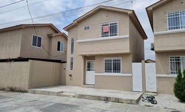 Alquiler de Casa de 3 Dormitorios, 2 Plantas - Urbanización Villa Bonita Et. 17, conjunto cerrado con Guardianía. Vía a Daule