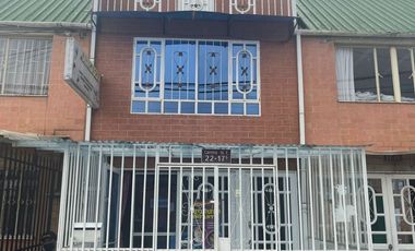 CASA EN VENTA BARRIO VILLA ITALIA CON LOCAL COMERCIAL