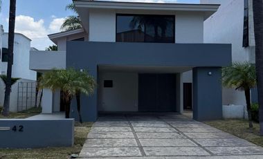 CASA EN RENTA PUERTA DE HIERRO REMODELADA EN ZAPOPAN JALISCO