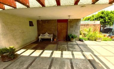 CASA EN VENTA GUADALAJARA CON MUCHO ESTACIONAMIENTO ALREDEDOR