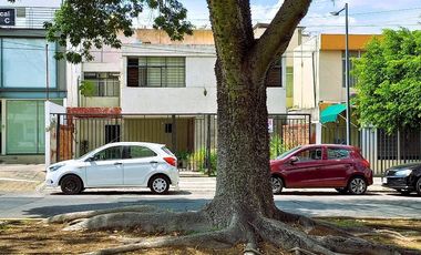 CASA EN VENTA GUADALAJARA CON MUCHO ESTACIONAMIENTO ALREDEDOR