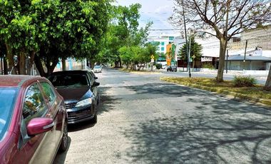 CASA EN VENTA GUADALAJARA CON MUCHO ESTACIONAMIENTO ALREDEDOR