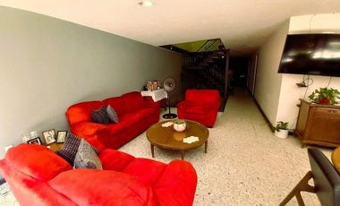 CASA EN VENTA GUADALAJARA CON MUCHO ESTACIONAMIENTO ALREDEDOR