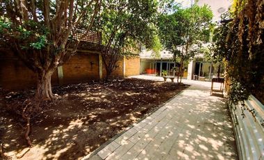 CASA EN VENTA GUADALAJARA CON MUCHO ESTACIONAMIENTO ALREDEDOR
