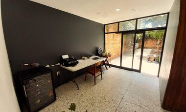 CASA EN VENTA GUADALAJARA CON MUCHO ESTACIONAMIENTO ALREDEDOR
