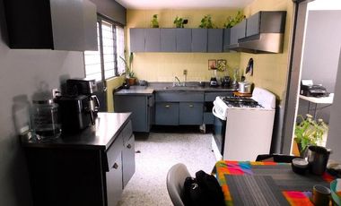 CASA EN VENTA GUADALAJARA CON MUCHO ESTACIONAMIENTO ALREDEDOR