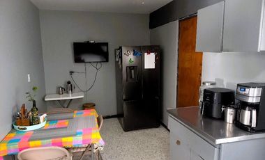 CASA EN VENTA GUADALAJARA CON MUCHO ESTACIONAMIENTO ALREDEDOR