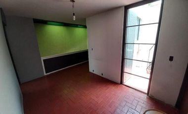 CASA EN VENTA GUADALAJARA CON MUCHO ESTACIONAMIENTO ALREDEDOR