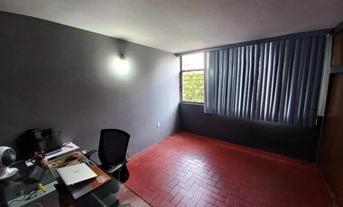 CASA EN VENTA GUADALAJARA CON MUCHO ESTACIONAMIENTO ALREDEDOR