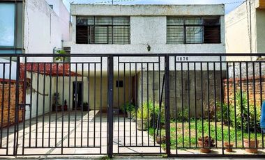 CASA EN VENTA GUADALAJARA CON MUCHO ESTACIONAMIENTO ALREDEDOR