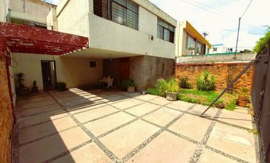 CASA EN VENTA GUADALAJARA CON MUCHO ESTACIONAMIENTO ALREDEDOR